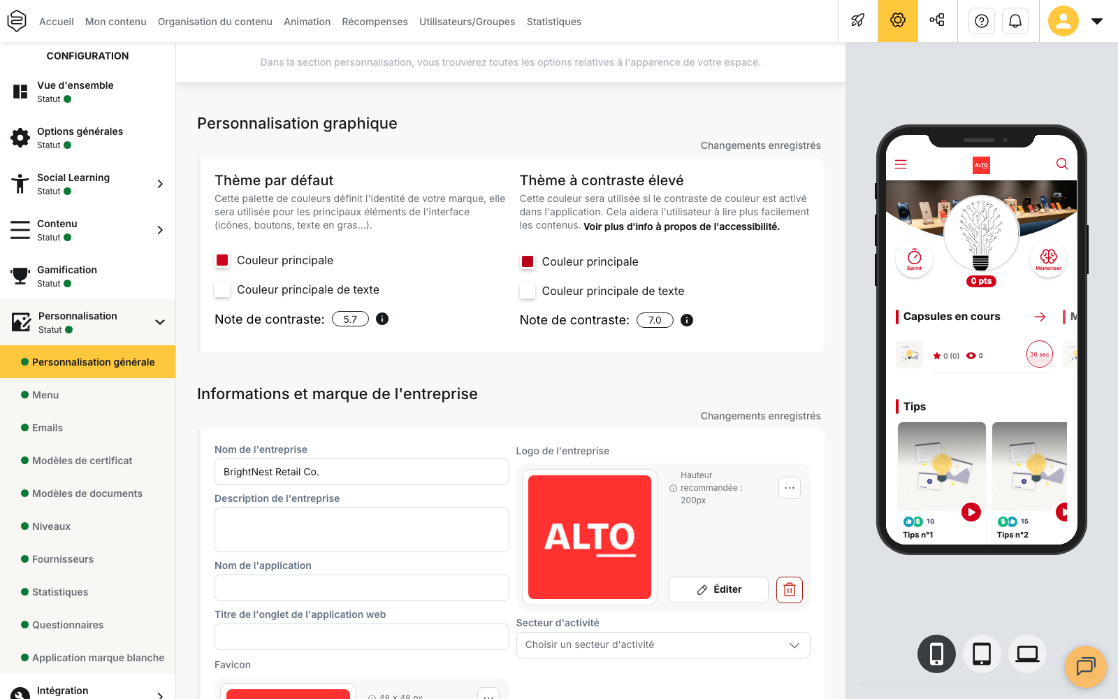 Configuration › Personnalisation › Personnalisation générale : le bloc « Personnalisation graphique » avec le thème par défaut, le thème à contraste élevé et leurs notes de contraste, puis le bloc « Informations et marque de l’entreprise » avec les champs « Nom de l’entreprise », « Nom de l’application », « Titre de l’onglet de l’application web », le logo et le favicon ; l’aperçu de l’application apprenante s’affiche à droite